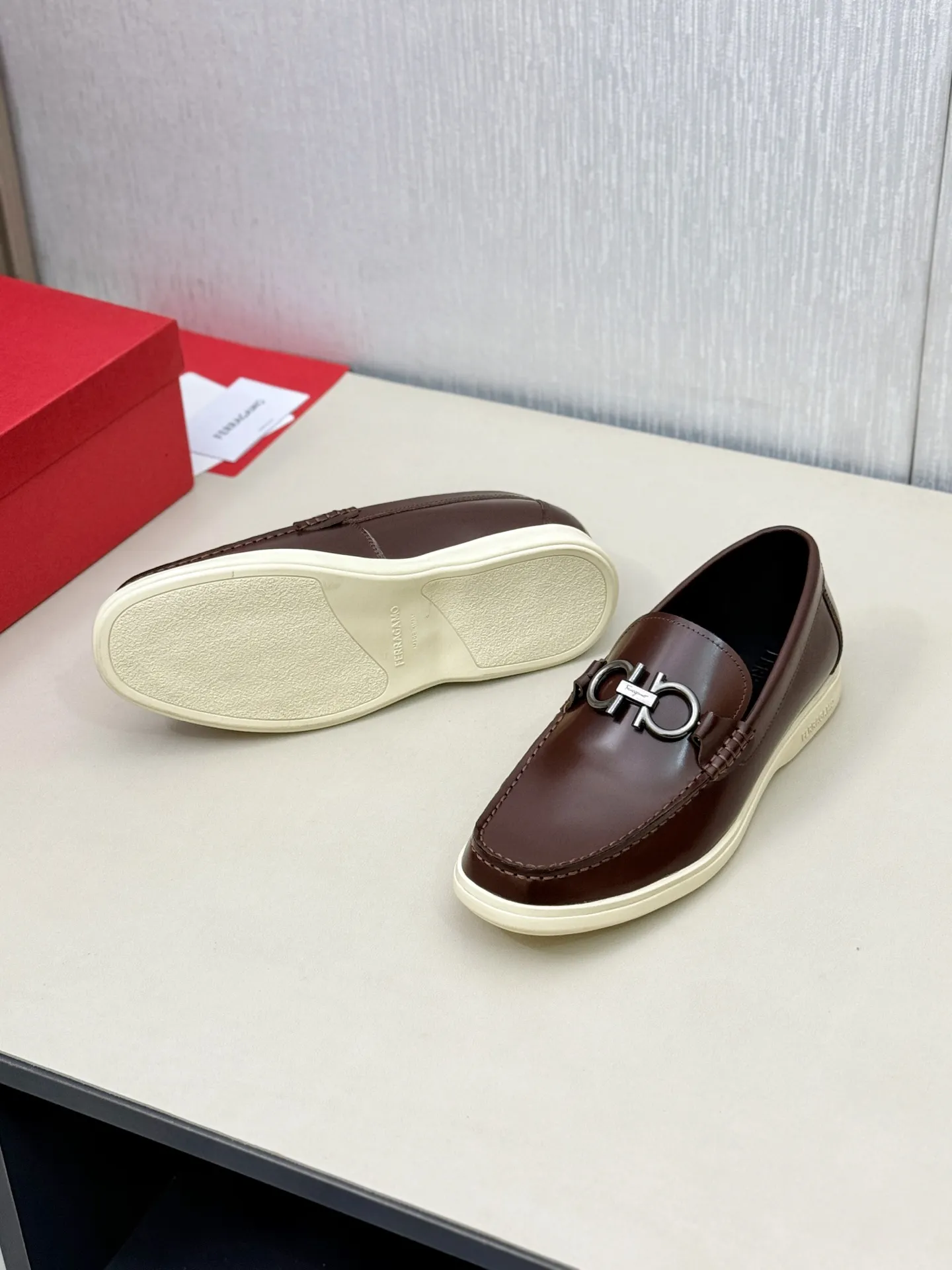 [Ferragamo] P: 580💰 Number of yards: 38~44 (45 orders are non-returnable) Ferragam's new men's driving shoes, the fabric is made of imported cowhide, with visible texture, heavy industrial stitching, dyed calfskin inside, standard logo cowhide feet, big-name experience, soft and comfortable on the feet, a men's favorite, special non-slip and wear-resistant rubber soles, easy to handle various occasions, with original box packaging!
